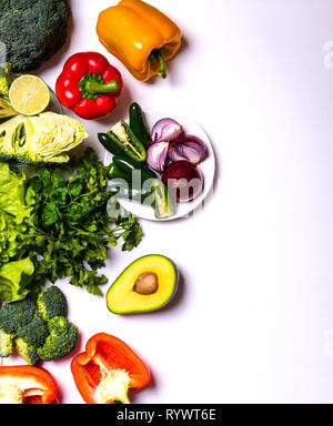 Gesundes Gemüse und Früchte auf weißem Hintergrund. Detox Diät. Verschiedene bunte Frische veganes Essen. Flach. Platz für Text Stockfoto
