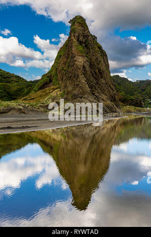 Scharfe suchen Berg Spiegel im Wasser an KereKere Beach, Neuseeland Stockfoto