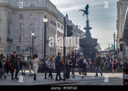 LONDON - Februar 15, 2019: die Menschen besuchen Sie Piccadilly Circus in London. London ist die bevölkerungsreichste Stadt in Großbritannien mit 13 Millionen Menschen, die in seine Stockfoto