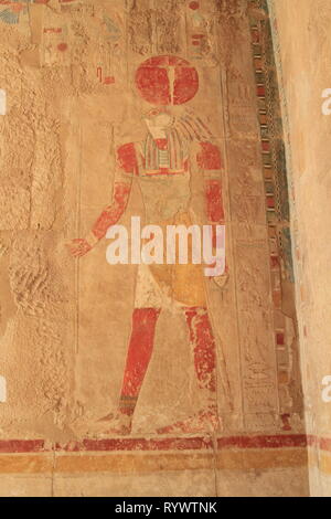 Malte Relief des Ra, in einer seiner vielen Formen, Gott der Sonne, hat den Kopf eines Falcon und der Sonnenscheibe auf dem Kopf. Tempel der Hatschepsut, Ägypten Stockfoto