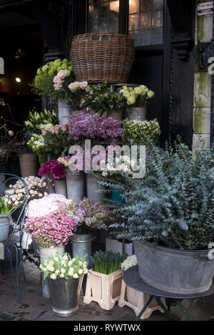 Viele verschiedene Blumen in Körbe für Blumensträuße auf den Markt Stockfoto