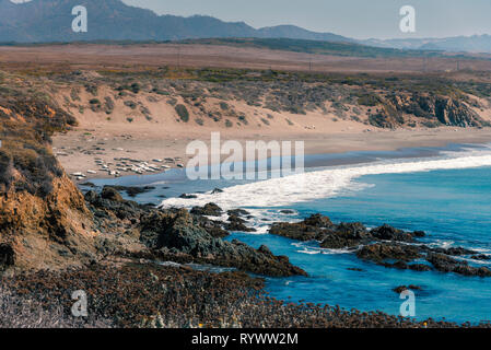 Weißes Meer Wellen auf sandigen Küste und Strand. Stockfoto