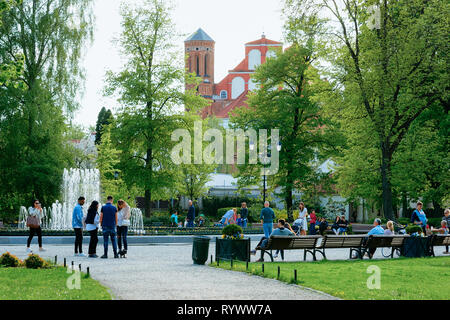 Vilnius, Litauen - 4. Mai 2018: Menschen in Bernhardiner Park in der Altstadt von Vilnius in Litauen. Stockfoto