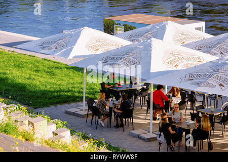 Vilnius, Litauen - 8. Mai 2018: die Leute an der Straße Terrassen Cafe in der Altstadt in Vilnius in Litauen. Stockfoto