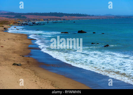 Das blaue Meer mit Wellen auf warmen Sandstränden unter strahlend blauen Himmel. Stockfoto