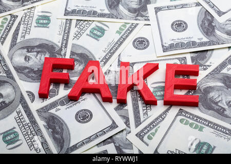 Hohe Betrachtungswinkel von Red Fake Wort auf Amerikanische Banknote Stockfoto