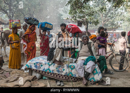SONPUR, Bihar, INDIEN - 30. November 2015 Besucher aus der Landschaft auf der jährlichen Sonepur cattle Fair, die größte ihrer Art in Asien Stockfoto