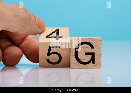 Des Menschen Hand ändern Holzblock von 4G zu 5g Auf weiße Oberfläche Stockfoto