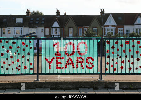 Wolle Rosetten Kennzeichnung 100 Jahre seit dem Ende des Ersten Weltkriegs in Whitstable, Kent, Großbritannien. Stockfoto