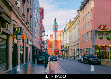 Ljubljana, Slowenien - 14. Januar 2019: Franziskanerkirche auf Preseren Platz und der Altstadt von Ljubljana, Slowenien. Kathedrale rote Türme und schönen slowenische Stadt im Winter. Stockfoto