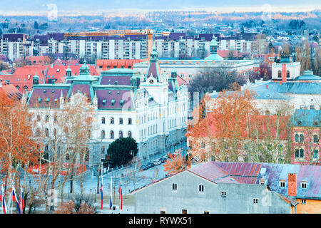 Ljubljana, Slowenien - 14. Januar 2019: Universität Ljubljana state building auf Kongreß Platz im alten Stadtzentrum in Slowenien im Winter. Street View auf die Dächer der Stadt. Stadtbild und Wahrzeichen Stockfoto