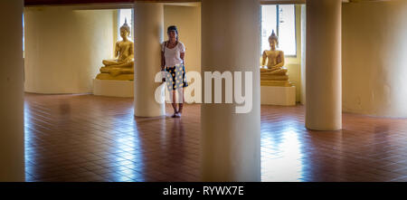 Asiatische Frau steht zwischen Buddhas Tempel Buddhistischer Tempel Stockfoto