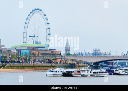 London, Großbritannien - 29 April 2011: London Eye und Big Ben Westminster Palace in London Altstadt in Großbritannien. Thames River in Stadt Hauptstadt von Großbritannien. England im Frühjahr. Stockfoto