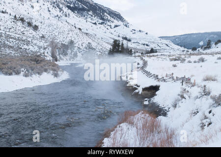 Dampf über den brodelnden Fluss im Yellowstone National Park im Winter 2019. Stockfoto