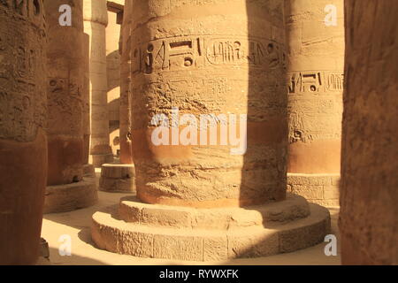 Megalithische Spalten der großen Säulenhalle, Karnak Tempel, Luxor, Ägypten Stockfoto