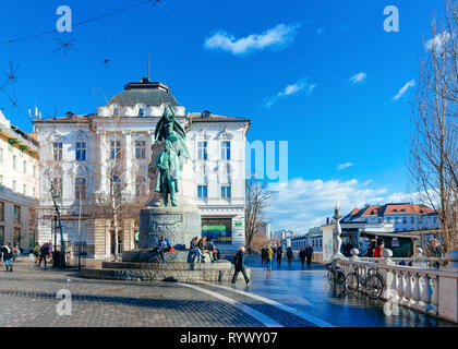 Ljubljana, Slowenien - 14. Januar 2019: Menschen bei Prešerenplatz Altstadt Straße in Ljubljana, Slowenien. Statue von nationalen Dichter. Schönen slowenischen Hauptstadt im Winter. Reisen Sehenswürdigkeit. Stockfoto