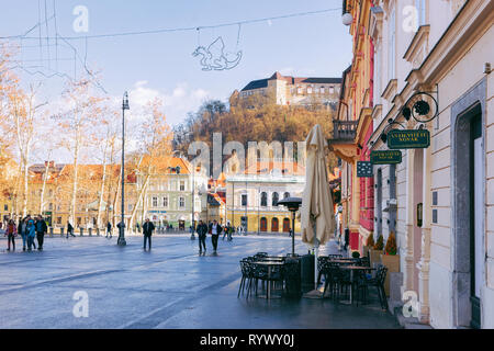 Ljubljana, Slowenien - 14. Januar 2019: Menschen auf dem Kongress Square und das stadtbild der Altstadt Straße Ljubljana, Slowenien. Touristen in der wunderschönen slowenischen Stadt im Winter. Schloss im Hintergrund Stockfoto