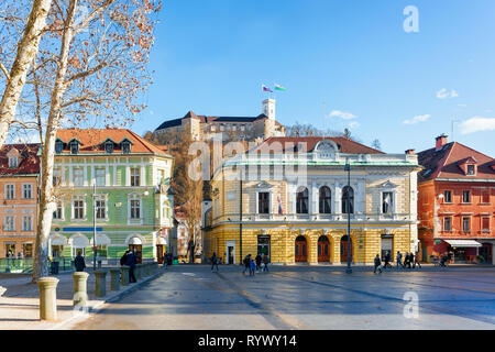 Ljubljana, Slowenien - 14 Januar, 2019: die Menschen in Congress Square und das stadtbild der Altstadt Straße Ljubljana, Slowenien. Touristen in der wunderschönen slowenischen Stadt im Winter. Schloss im Hintergrund Stockfoto