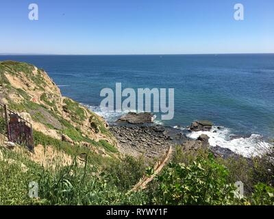 Blick auf den Pazifischen Ozean, schroffe Küsten Täuschungen und der felsigen Küste von Point Fermin Strand in San Pedro, Los Angeles County, CA. Stockfoto