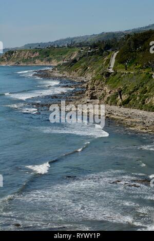 Blick auf den Pazifischen Ozean und die felsige Küste von Point Fermin Park in der Nähe der versunkenen Stadt in San Pedro, Los Angeles County, Kalifornien. Stockfoto