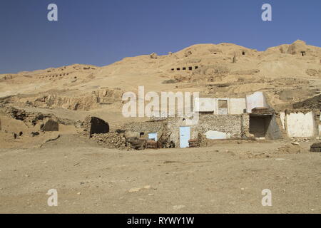 Gräber der Adligen, Deir el-Medina, West Bank, Luxor, Ägypten Stockfoto