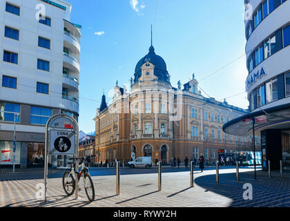 Ljubljana, Slowenien - 14. Januar 2019: Mit dem Fahrrad auf der Straße und das stadtbild der Altstadt von Ljubljana, Slowenien, Europa. Die Menschen in der slowenischen Stadt im Winter. Urban Green Capital. Reisen und Tourismus Stockfoto