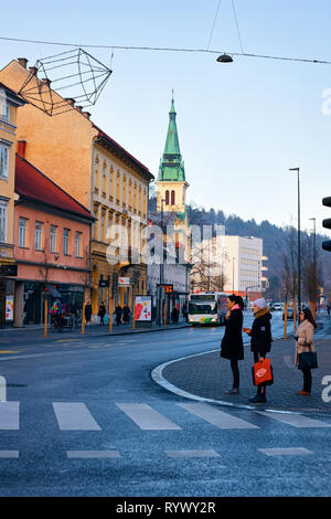 Ljubljana, Slowenien - 14. Januar 2019: Fußgänger auf der Straße und das stadtbild der Altstadt von Ljubljana, Slowenien, Europa. Die Menschen in der slowenischen Stadt im Winter. Urban Green Capital. Reisen Stockfoto