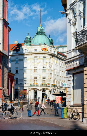 Ljubljana, Slowenien - 14. Januar 2019: Touristen auf der Straße und das stadtbild der Altstadt von Ljubljana, Slowenien, Europa. Die Menschen in der slowenischen Stadt im Winter. Urban Green Capital. Reisen und Tourismus Stockfoto