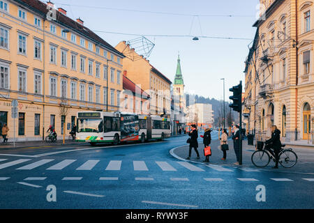 Ljubljana, Slowenien - 14. Januar 2019: Fußgänger auf der Straße und das stadtbild der Altstadt von Ljubljana, Slowenien, Europa. Die Menschen in der slowenischen Stadt im Winter. Urban Green Capital. Reisen Stockfoto