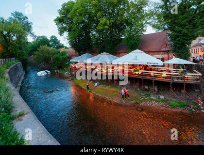 Vilnius, Litauen - 2. August, 2018: die Menschen auf der Straße Terrassen Cafe in der Altstadt von Vilnius in Litauen in den Abend. Stockfoto