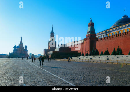 Moskau, Russland - 20 September, 2014: Die Menschen auf dem Roten Platz in der Nähe des Mausoleums im Kreml in Moskau in Russland in den Morgen. Stockfoto