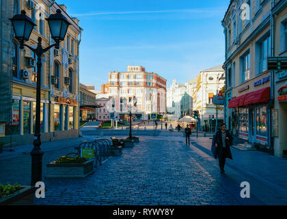 Moskau, Russland - 20. September 2014: Fußgänger bei kuznetsky Die meisten Straße in der Stadt Moskau in Russland in den Morgen. Stockfoto