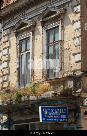 Bukarest, Rumänien - 23. August 2018: Alte Gebäude in einem fortgeschrittenen Abbau Zustand auf doamnei Straße in der Innenstadt von Bukarest. Stockfoto