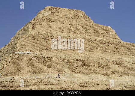 Restaurierung Arbeiter auf die Schritte der abgestuften Pyramide des Djoser, Saqqara, Gizeh Governorate, Ägypten Stockfoto