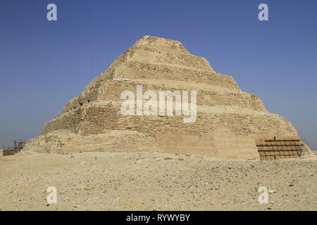 Restaurierung Arbeiter auf die Schritte der abgestuften Pyramide des Djoser, Saqqara, Gizeh Governorate, Ägypten Stockfoto