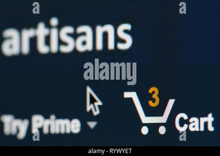 New York, USA - 15. März 2019: Amazon Warenkorb mit Artikeln auf dem Laptop Bildschirm Nähe zu sehen. Stockfoto