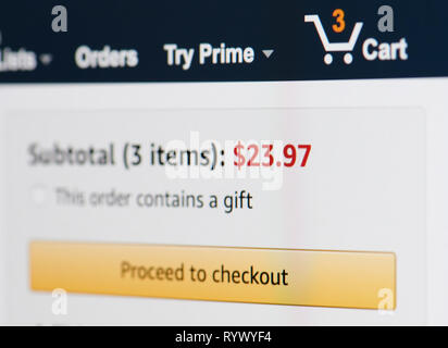 New York, USA - 15. März 2019: Amazon Warenkorb mit Artikeln auf dem Laptop Bildschirm Nähe zu sehen. Stockfoto