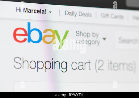 New York, USA - 15. März 2019: Ebay Warenkorb mit Artikeln auf dem Laptop Bildschirm Nähe zu sehen. Stockfoto