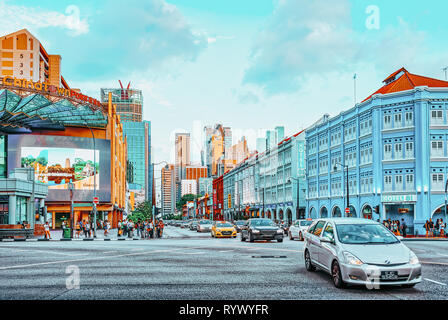 Singapur, Singapur - 2. März 2016: Upper Cross Street mit dem Auto Verkehr in China Town, Singapur. Stockfoto