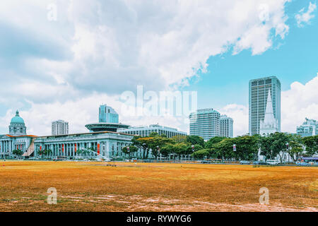 Singapur, Singapur - 1. März 2016: Alte Supreme Court, der oberste Gerichtshof, Neue Nationalgalerie und die St. Andrews Kathedrale in Singapur. Anzeigen von Padang Stockfoto