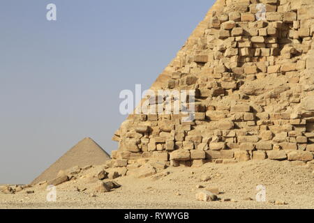 Knickpyramide (Pyramide des Snofru) vorne, mit der Roten Pyramide Pyramide (Nord) in der Entfernung, dahschur Nekropolis 40 km S von Kairo, Ägypten Stockfoto