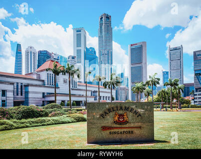 Singapur, Singapur - 1. März 2016: Granit Zeichen und dem Parlament Gebäude in Singapur. Skyline mit Wolkenkratzern od Kern der Innenstadt auf Hintergrund Stockfoto