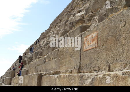 Menschen klettern die Pyramide von Khafre trotz der nicht klettern Zeichen in der ersten Zeile des Blocks, Gizeh Pyramide Komplex, Kairo, Ägypten Stockfoto