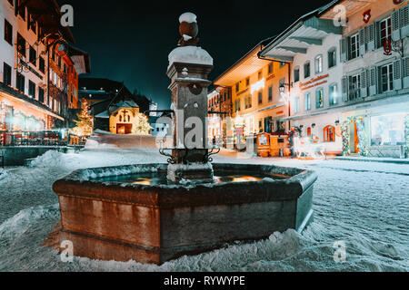 Bulle, Schweiz - Januar 1, 2015: Weihnachtsbeleuchtung in den verschneiten Straßen der mittelalterlichen Stadt Gruyères, Bezirk Greyerz, Fribourg Kanton der Schweiz Stockfoto