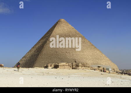 Camel Riders im Vordergrund und der Großen Pyramide von Ägypten in den Hintergrund, die Pyramide von Gizeh, Kairo, Ägypten Stockfoto