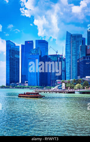 Singapur, Singapur - 1. März 2016: Fähre und Skyline der Innenstadt an der Marina Bay in Singapur. Stockfoto