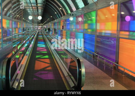 Reisende im Adolfo Suarez Madrid-Barajas International Airport, Madrid, Spanien Stockfoto