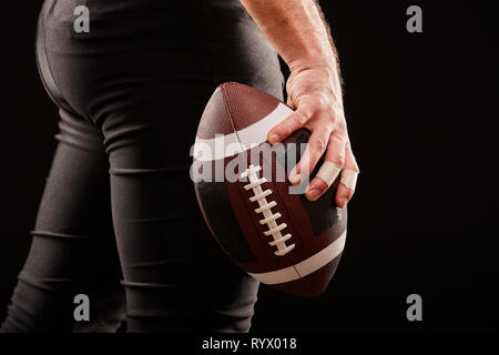 American Football Spieler mit Ball gegen düstere Himmel Stockfoto