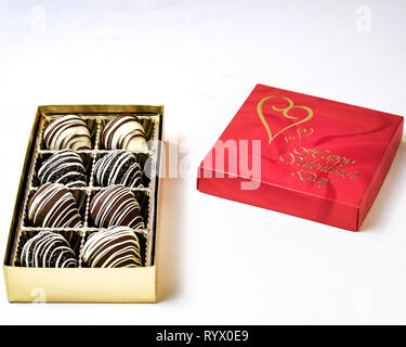 Valentinstag candy, mit Schokolade überzogene Erdbeeren. Mit weisser, dunkler und Milchschokolade gestreift. Stockfoto