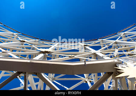 Suchen, um sich über eine Strecke von einem Freizeitpark Achterbahn. Stockfoto